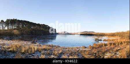 Il Vallo di Adriano: falesia di Lough, congelato nella morsa di inverno in una giornata di sole. Una vista panoramica guardando ad ovest verso l'acciaio Rigg Winshield e falesie. Foto Stock