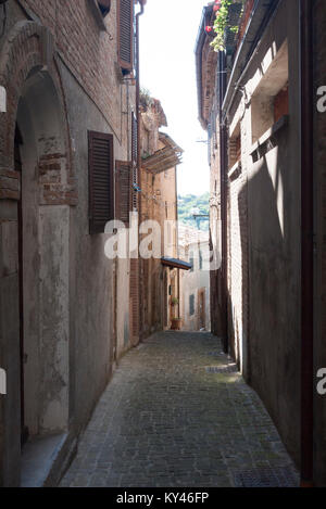 A quiet shady alleyway in the fortified town of Mombaroccio in Northern Italy Foto Stock