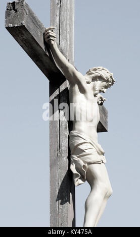 La crocifissione - Statua di Cristo inchiodato ad una croce di legno Foto Stock