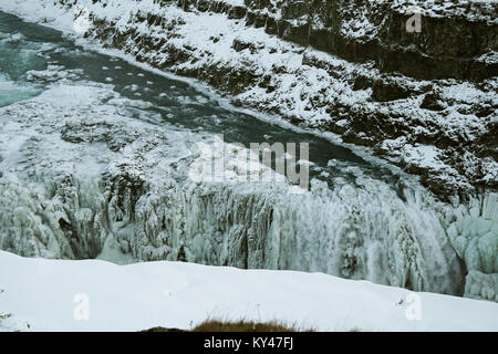 Immagine delle cascate Gulfoss sul Hvita fiume Olfusa in Islanda durante l'inverno. Le cascate sono un molto visitato le attrazioni turistiche in Islanda sul cerchio d'oro. Immagine 2018 Foto Stock
