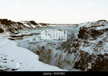 Immagine delle cascate Gulfoss sul Hvita fiume Olfusa in Islanda durante l'inverno. Le cascate sono un molto visitato le attrazioni turistiche in Islanda sul cerchio d'oro. Immagine 2018 Foto Stock