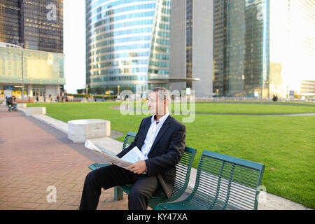 Allietano manager maschio quotidiano di lettura al di fuori di . Foto Stock