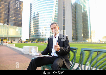 Allietano manager maschio quotidiano di lettura al di fuori di . Foto Stock