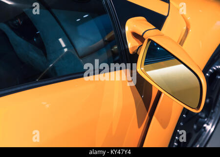 Giallo di lusso auto sportiva specchio, closeup photo Foto Stock