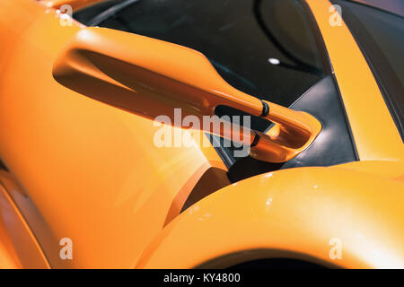 Giallo di lusso auto sportiva specchio, close up foto Foto Stock