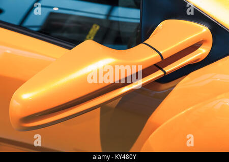 Luxury sport giallo specchio auto, close-up foto Foto Stock