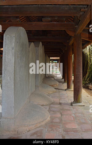 Hanoi, Vietnam - 14 dicembre 2017. I Dottori stele entro il Tempio della Letteratura di Hanoi che elencare i nomi e luoghi di nascita di tutti graduat Foto Stock