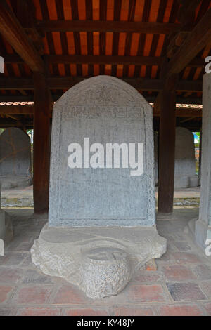 Hanoi, Vietnam - 14 dicembre 2017. I Dottori stele entro il Tempio della Letteratura di Hanoi che elencare i nomi e luoghi di nascita di tutti graduat Foto Stock