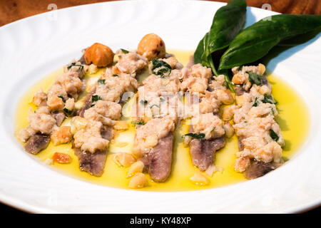 Italia Piemonte Acciughe all'Amsun (acciughe con tonno, olio aromatizzato al basilico e limone) Foto Stock