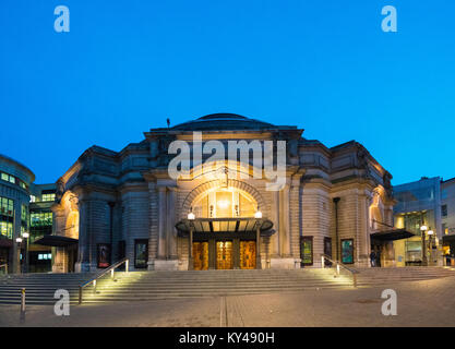 Vista notturna di esterno di Usher Hall Theatre di Edimburgo, in Scozia, Regno Unito Foto Stock
