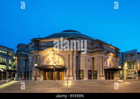 Vista notturna di esterno di Usher Hall Theatre di Edimburgo, in Scozia, Regno Unito Foto Stock