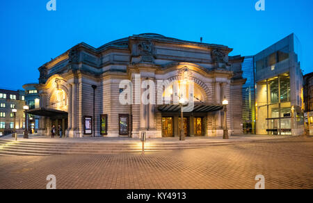 Vista notturna di esterno di Usher Hall Theatre di Edimburgo, in Scozia, Regno Unito Foto Stock