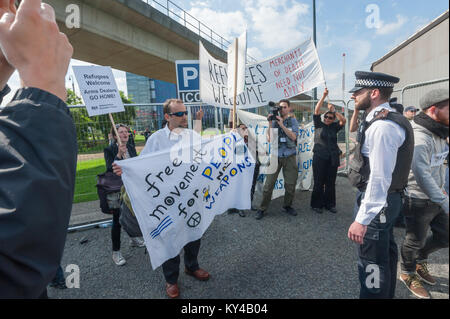 I manifestanti con striscioni all'entrata dell'ExCeL centre dove la polizia ha appena spinto verso il lato della strada per consentire ad un camion di entrare. Foto Stock