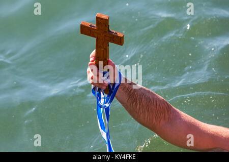 Salonicco, 6 Gennaio 2018: close-up shot della mano che recupera una croce di legno nel mare, presso la benedizione dell acqua cerimonia di O Foto Stock