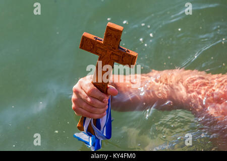 Salonicco, 6 Gennaio 2018: close-up shot della mano che recupera una croce di legno nel mare, presso la benedizione dell acqua cerimonia di O Foto Stock