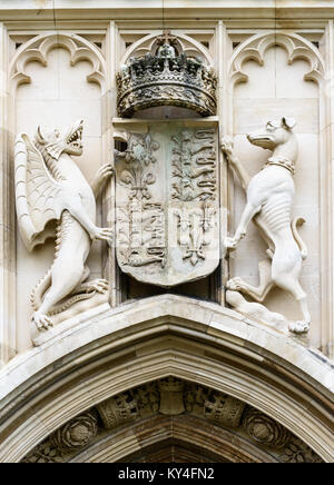 Le sculture in pietra con tudor simboli sopra la parte esterna della porta occidentale presso la Cappella del King's College, Università di Cambridge, Inghilterra. Foto Stock