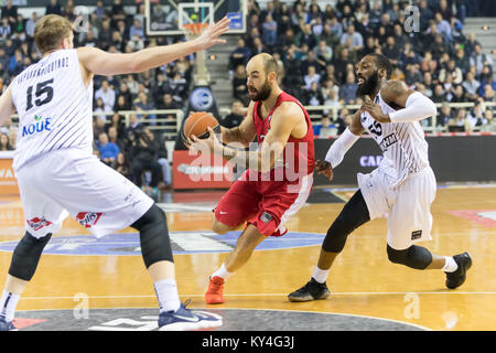 Salonicco, Grecia, 7 Gennaio 2018: il giocatore di Olympiacos Vassilis Spanoulis (C) e il giocatore di PAOK Lucky Jones (R) in azione durante il greco Baske Foto Stock