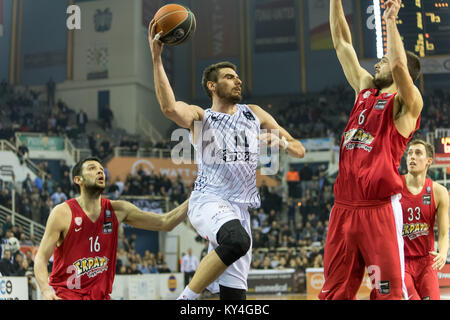 Salonicco, Grecia, 7 Gennaio 2018: il giocatore di Olympiacos Ioannis Papapetrou (R) e il giocatore di PAOK Evangelos Margaritis (C) in azione durante il Gr Foto Stock