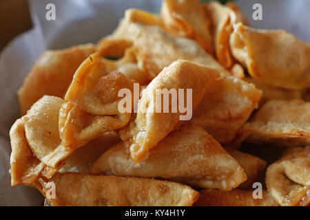 Vicino la porzione di cinese tradizionale Jiaozi fritti gnocchi su carta, ad alto angolo di visione Foto Stock