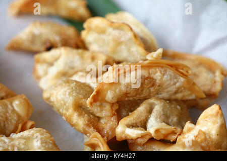 Vicino la porzione di cinese tradizionale Jiaozi fritti gnocchi su carta, ad alto angolo di visione Foto Stock