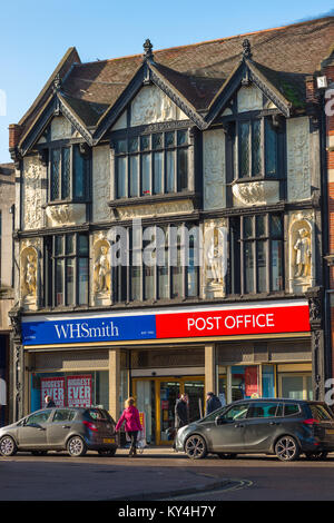 Famosa facciata sopra il WH Smith & Post Office, pannello di sommità raffigura il re canuto dimostrando la sua fallibilità per arginare la marea. Bury St Edmunds, Regno Unito Foto Stock