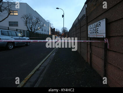 Uno degli ingressi al Ollgar vicino alla sua giunzione con Askham Road, Shepherd's Bush dopo un fatal stabbing. Foto Stock