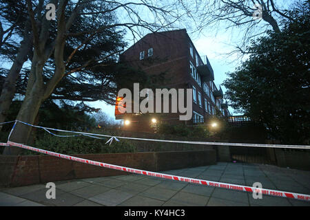 Uno degli ingressi al Ollgar vicino al suo incrocio con la vecchia strada in quercia, Shepherd's Bush dopo un fatal stabbing. Foto Stock