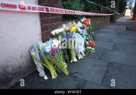 Omaggi floreali a sinistra da uno degli ingressi al Ollgar vicino al suo incrocio con la vecchia strada in quercia, Shepherd's Bush dopo un fatal stabbing. Foto Stock