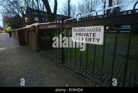 Uno degli ingressi al Ollgar vicino alla sua giunzione con Uxbridge Road, Shepherd's Bush dopo un fatal stabbing. Foto Stock