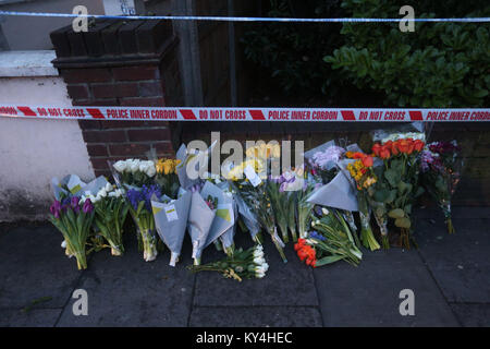 Omaggi floreali a sinistra da uno degli ingressi al Ollgar vicino al suo incrocio con la vecchia strada in quercia, Shepherd's Bush dopo un fatal stabbing. Foto Stock