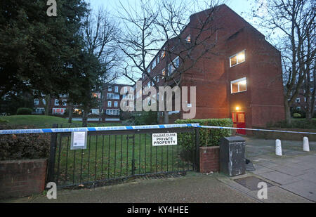 Uno degli ingressi al Ollgar vicino alla sua giunzione con Uxbridge Road, Shepherd's Bush dopo un fatal stabbing. Foto Stock