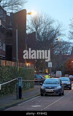 Uno degli ingressi al Ollgar vicino alla sua giunzione con Askham Road, Shepherd's Bush dove la polizia ha eretto un cordone dopo un fatal stabbing. Foto Stock