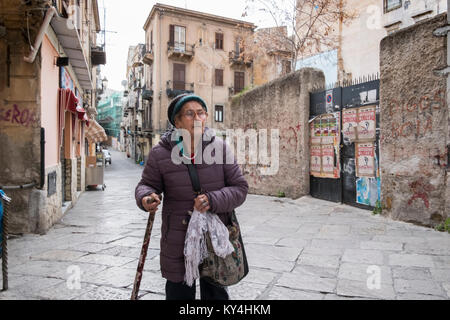 Il mercato alimentare area di Ballaro a Palermo, la capitale della Sicilia, Italia. Per millenni, la Sicilia è stata una sosta sul Mediterraneo rotte commerciali, e Foto Stock