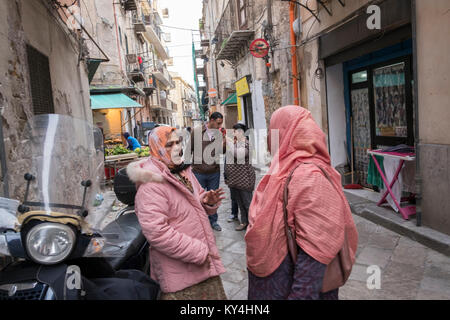 Il mercato alimentare area di Ballaro a Palermo, la capitale della Sicilia, Italia. Per millenni, la Sicilia è stata una sosta sul Mediterraneo rotte commerciali, e Foto Stock