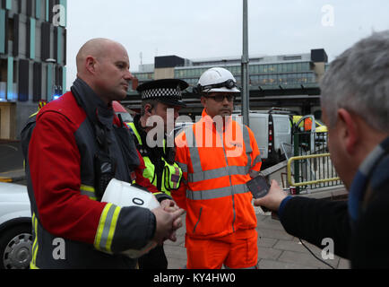 Incident Commander Bryn Coleman (sinistra), Ispettore capo del British Transport Police, Stuart Middlemass (centro) e direttore di zona per la guida della rete Gary Walsh parlare ai media si sono riuniti presso la stazione di Nottingham, a seguito di un enorme incendio scoppiato in un blocco di bagni alla stazione. Foto Stock