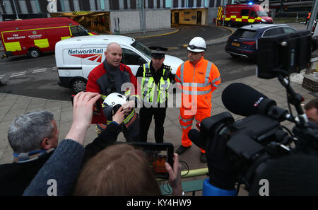 Incident Commander Bryn Coleman (sinistra), Ispettore capo del British Transport Police Stuart Middlemass (centro) e direttore di zona per la guida della rete Gary Walsh parlare ai media si sono riuniti presso la stazione di Nottingham, a seguito di un enorme incendio scoppiato in un blocco di bagni alla stazione. Foto Stock