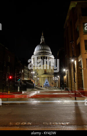 Saint Paul Cathedral di notte guardando a Nord da Queen Victoria street, con sentieri di luce dal passaggio di autobus. Foto Stock