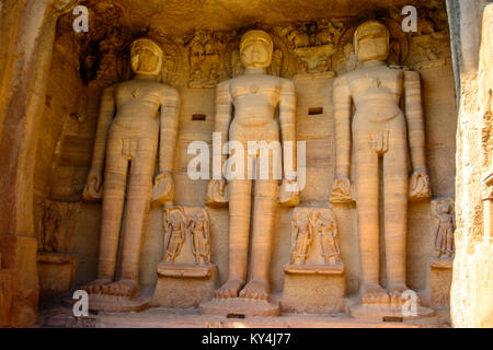 Rotto antiche statue di Buddha nella roccia di Gwalior / India Foto Stock