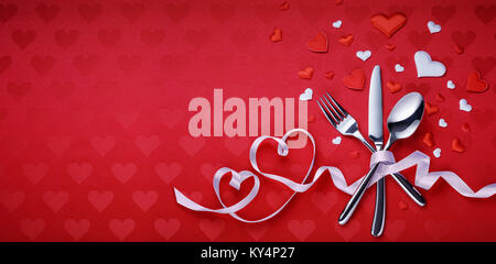 Impostazione tabella posate e cuore rosso per la cena il giorno di San Valentino Foto Stock