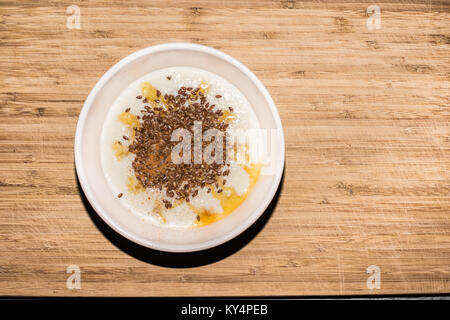 La prima colazione - Porridge con sciroppo dorato, la cannella e i semi di lino Foto Stock