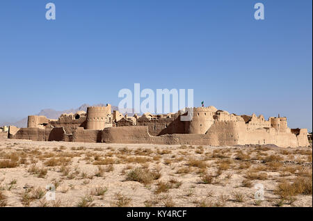 L antico monumento storico e di attrazione turistica di Iran, le rovine di argilla Saryazd castello nel deserto vicino a Yazd città. Foto Stock