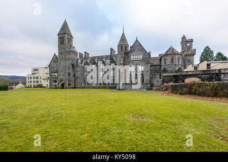 La facciata della Basilica di San Benedicts Abbey, a Fort Augustus, altopiani, Scozia. L'ex abbazia è stata convertita nella Highland Club apartments. Foto Stock