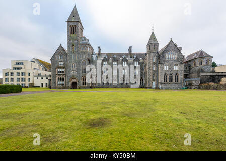 La facciata della Basilica di San Benedicts Abbey, a Fort Augustus, altopiani, Scozia. L'ex abbazia è stata convertita nella Highland Club apartments. Foto Stock