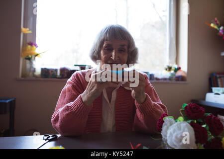 Senior donna facendo lavori di artigianato Foto Stock