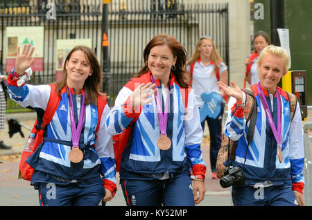 Tre della squadra di hockey della Gran Bretagna vincitrice di bronzo dei Giochi Olimpici di Londra 2012. Emily Maguire, Beth Storry E Alex Danson. Team GB. Parata Foto Stock