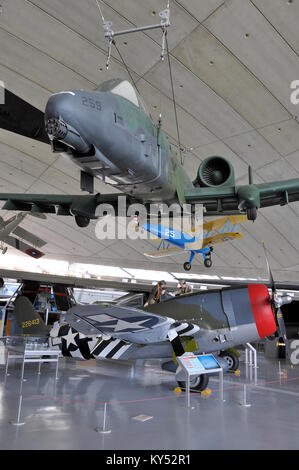 Modern Fairchild Republic A-10 Thunderbolt II appeso su un P-47 Thunderbolt della seconda guerra mondiale che mostra le epoche Foto Stock