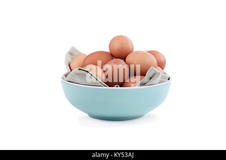 Podere isolato freschi organica marrone uova di gallina da polli ruspanti in una ciotola blu su uno sfondo bianco con luce ombra. Percorso di clipping ch. Foto Stock