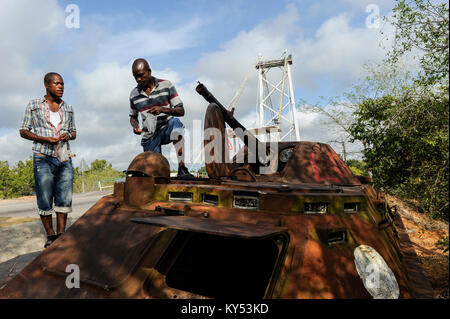 ANGOLA, strada da Sumbe a Luanda, relitto del carro di battaglia sovietico russo dalla guerra civile tra l'UNITA e l'MPLA 1975-2002 Foto Stock