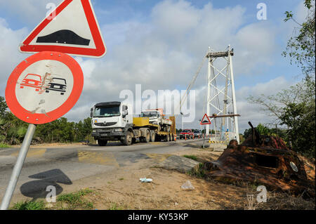 ANGOLA, strada da Sumbe a Luanda, relitto del carro di battaglia sovietico russo dalla guerra civile tra l'UNITA e l'MPLA 1975-2002 Foto Stock