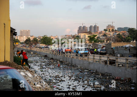 ANGOLA LUANDA, dovuta ai ricavi da olio e le esportazioni di diamanti un boom edilizio è visto everwhere e i prezzi immobiliari sono estremamente elevate, in contrasto baraccopoli e inquinato canal /ANGOLA LUANDA , durch Einnahmen aus Oel und Diamanten Exporten gibt es einen gigantischen Bauboom und Luanda rangiert als einer der teuersten Immobilienplaetze weltweit, im Kontrast Slum und verschmutzter Kanal Foto Stock